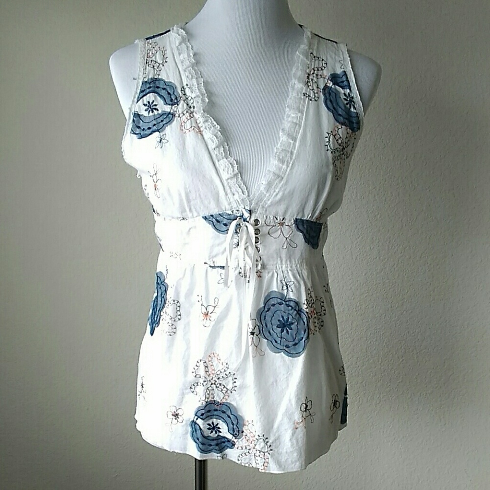 Embroidered and patch sleeveless blouse